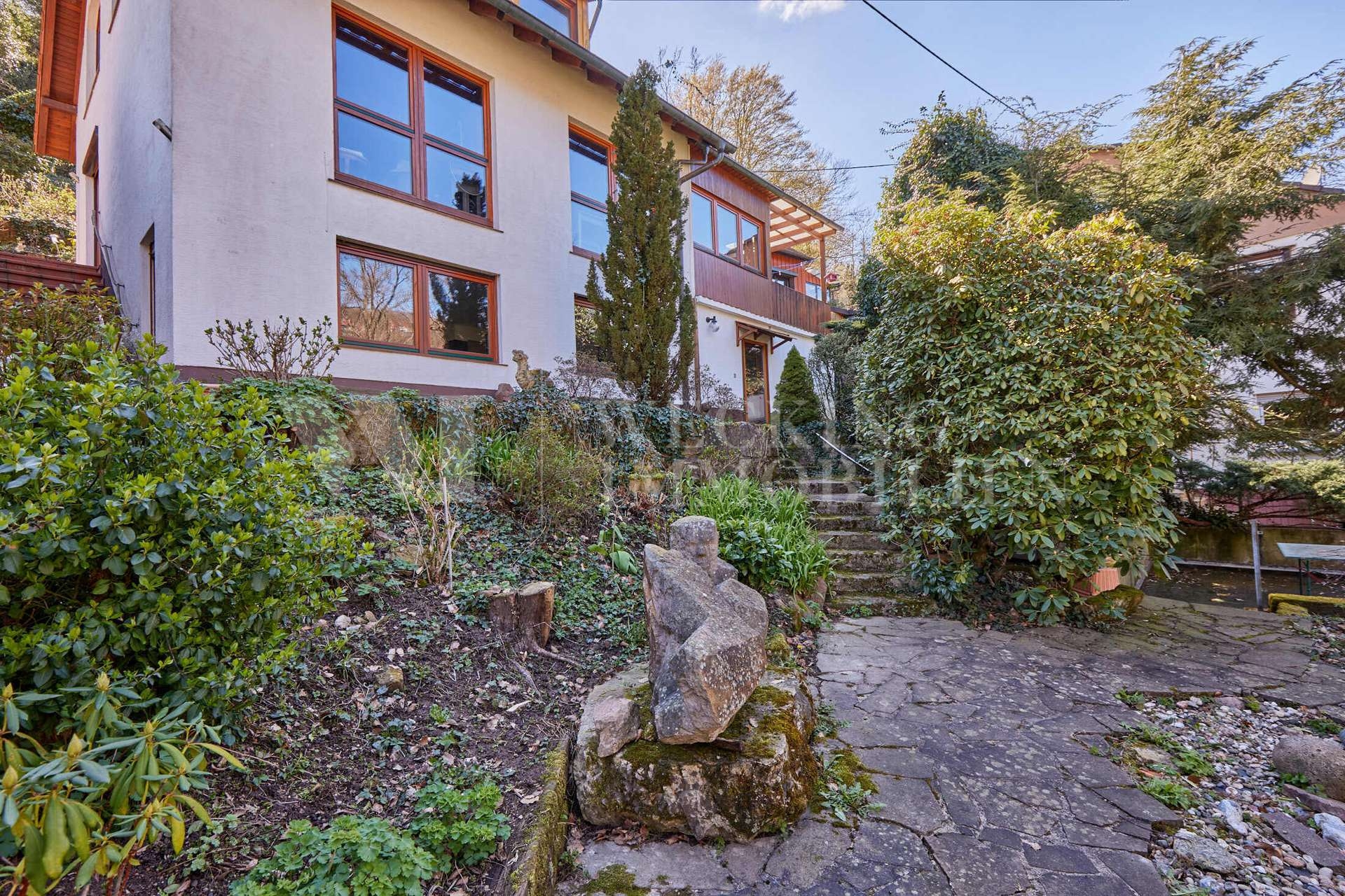 Unterhalb der Strahlenburg großes Einfamilienhaus mit