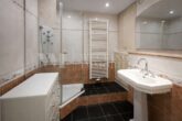Komfortable 3-Zimmer-Wohnung mit Loggia in Hochheim - Badezimmer
