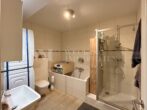Exklusive, geräumige und neuwertige 3-Zimmer-EG-Wohnung mit Garten und Terassen - 1472-Bad