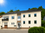 Gepflegtes MFH mit 3 Wohneinheiten & großzügigem Grundstück – nahe dem Bostalsee (Nohfelden) - Hausfront