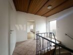 Großzügige Maisonettewohnung mit großem Gartenanteil, Scheune und zwei Balkonen - Treppenabsatz OG