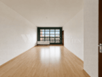 Penthouse-Flair in Bestlage: Lichtdurchflutet, ruhig und mit Weitblick ins Grüne - Wohnzimmer
