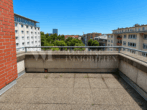 Penthouse-Flair in Bestlage: Lichtdurchflutet, ruhig und mit Weitblick ins Grüne - Loggia-Balkon