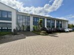 Repräsentative 350 m² Büroeinheit mit 8 Stellplätzen in Schwegenheim – ab November 2025 verfügbar - Hausfront