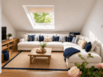 Architektonisch markantes Mehrfamilienhaus der klassischen Moderne - DG-Wohnzimmer Virtuelle Darstellung