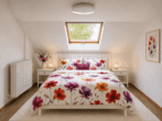 Architektonisch markantes Mehrfamilienhaus der klassischen Moderne - DG-Gäste-Schlafzimmer Virtuelle Darstellung
