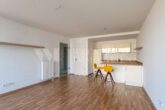 Zeitlose Bauhaus-Architektur – stilvoll wohnen in Mannheim-Casterfeld - Wohnenberreich mit offener Küche