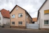 Wohnanwesen mit Innenhof, historischer Scheune und landwirtschaftlicher Nutzfläche - Haus-Vorderansicht