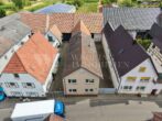 Wohnanwesen mit Innenhof, historischer Scheune und landwirtschaftlicher Nutzfläche - Luftbild