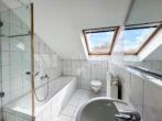 Sonnige Dachgeschosswohnung mit Loggia und Panoramablick auf Saulheim, Rheinland-Pfalz - Badezimmer